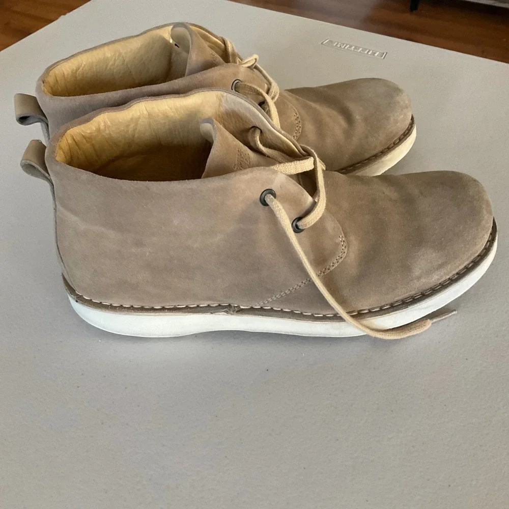 Samuel Hubbard Mens 10 Beige Suede Chukka Boots Comfort Vibram Sole